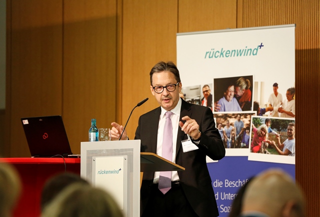 Foto BAGFW: Wolfgang Husemann, Leiter der Gruppe „Europäische Fonds für Beschäftigung“, BMAS Wolfgang Husemann, Leiter der Gruppe „Europäische Fonds für Beschäftigung“, Bundesministerium für Arbeit und Soziales während der ESF Transfertagung am Rednerpult