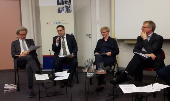 Foto: BAGFW, Geschäftsführer Dr. Gerhard Timm im Gespräch mit Dr. Carsten Glietsch, Gabriele Zimmer und Johannes Jakob Dr. Timm im Gespräch mit Dr. Carsten Glietsch, Gabriele Zimmer und Johannes Jakob während der Veranstaltung: Armutsbekämpfung zum Kernthema machen! in Brüssel