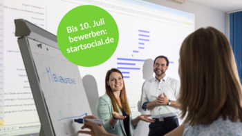 Die Grafik zeigt ein Foto von startsocial mit Menschen im Gespräch vor einem Flipchart.