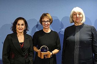 Foto BAGFW, Dirk Hasskarl: Heike Borufka und Petra Boberg, Preisträgerinnen Sparte Hörfunk und Brigitte Döcker, Vorstandsmitgleid der AWO