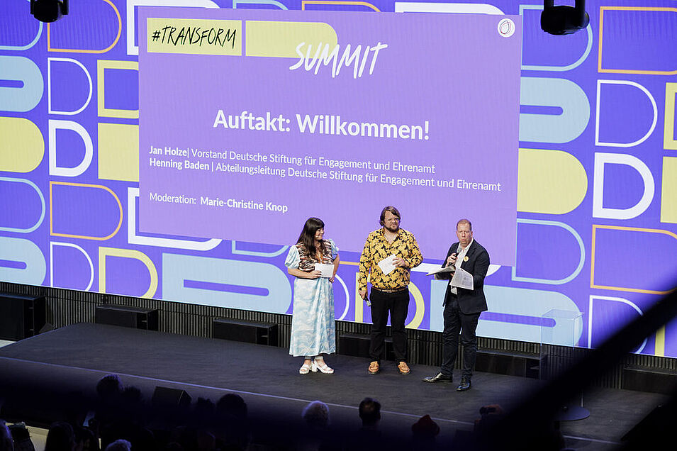 Vortrag auf der Bühne beim transform_D Summit 2026 vor Publikum.