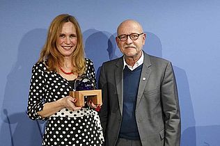 Foto BAGFW, Dirk Hasskarl: Anabel Münstermann, Preisträgerin Sparte Fernsehen und Prof. Dr. Rolf Rosenbrock