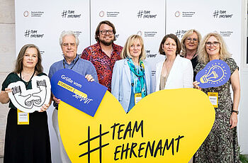 Foto (v. l. n. r.): Susanne Rindt (AWO), Rainer Hub (Diakonie Deutschland), Henning Baden (DSEE), Elke Ronneberger (Vorsitzende der BAGFW-Sozialkommission I und Sozialvorständin der Diakonie Deutschland) mit Dr. Dörte Dinger, Staatssekretärin und Chefin des Bundespräsidialamtes, sowie Dr. Claudia Peters (DRK) und Karin Vorhoff (Caritas Deutschland).