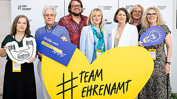 Foto (v. l. n. r.): Susanne Rindt (AWO), Rainer Hub (Diakonie Deutschland), Henning Baden (DSEE), Elke Ronneberger (Vorsitzende der BAGFW-Sozialkommission I und Sozialvorständin der Diakonie Deutschland) mit Dr. Dörte Dinger, Staatssekretärin und Chefin des Bundespräsidialamtes, sowie Dr. Claudia Peters (DRK) und Karin Vorhoff (Caritas Deutschland).