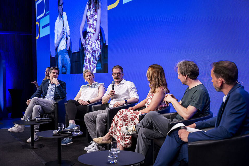 Paneldiskussion mit mehreren Expert:innen zu gesellschaftlichen Themen.