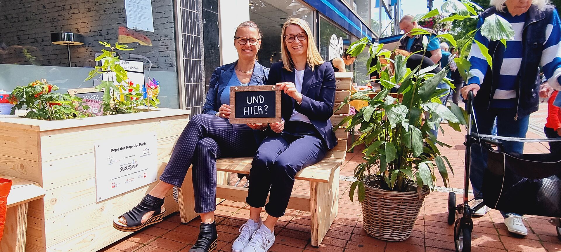 Personen auf Bild 2: (v.l.n.r.) Tanja Rutkowski, Fachbereichsleitung Soziale Dienste, Gefährdetenhilfe und Quartierentwicklung bei der Caritas-SkF-Essen gGmbH; Dana Erl, Vorstandsreferentin beim Caritasverband für die Stadt Essen