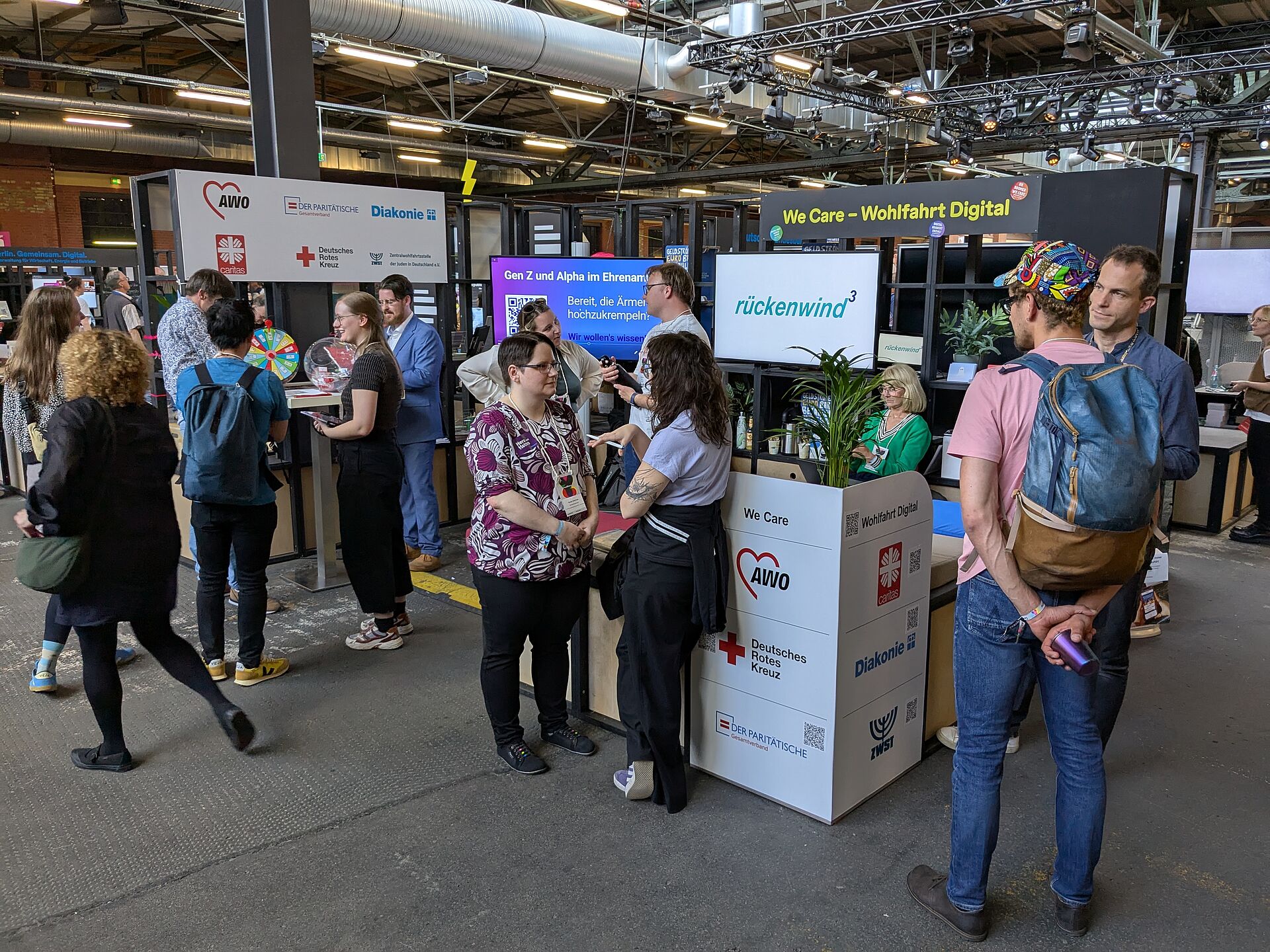 Menschen am Info-Stand
