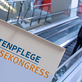 Kongressfoto - Menschen auf der Rolltreppe