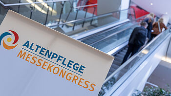 Kongressfoto - Menschen auf der Rolltreppe