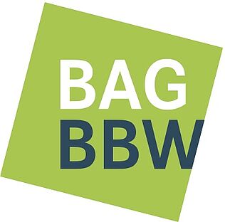 Die Grafik zeigt das Logo der Bundesarbeitsgemeinschaft der Berufsbildungswerke e.V.; grünes Quadrat mit weißer und blauer Schrift