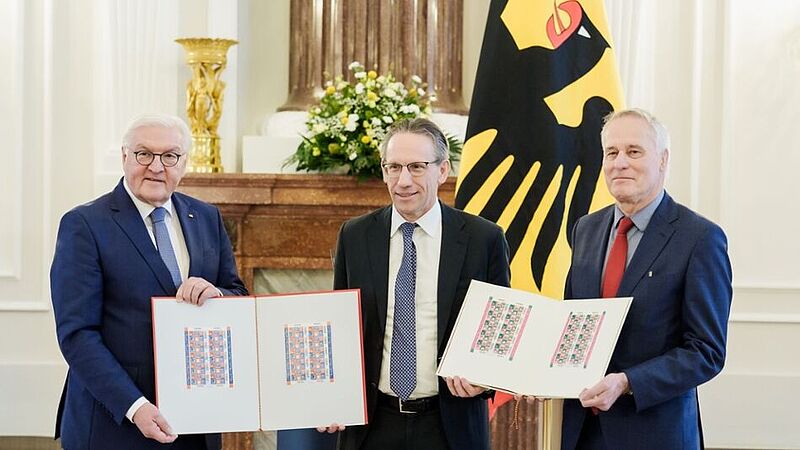 Das Foto zeigt Bundespräsident Steinmeier und von Achim Meyer auf der Heyde bei der Entgegennahme der Erstdrucke