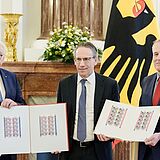 Das Foto zeigt Bundespräsident Steinmeier und von Achim Meyer auf der Heyde bei der Entgegennahme der Erstdrucke