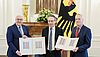 Das Foto zeigt Bundespräsident Steinmeier und von Achim Meyer auf der Heyde bei der Entgegennahme der Erstdrucke