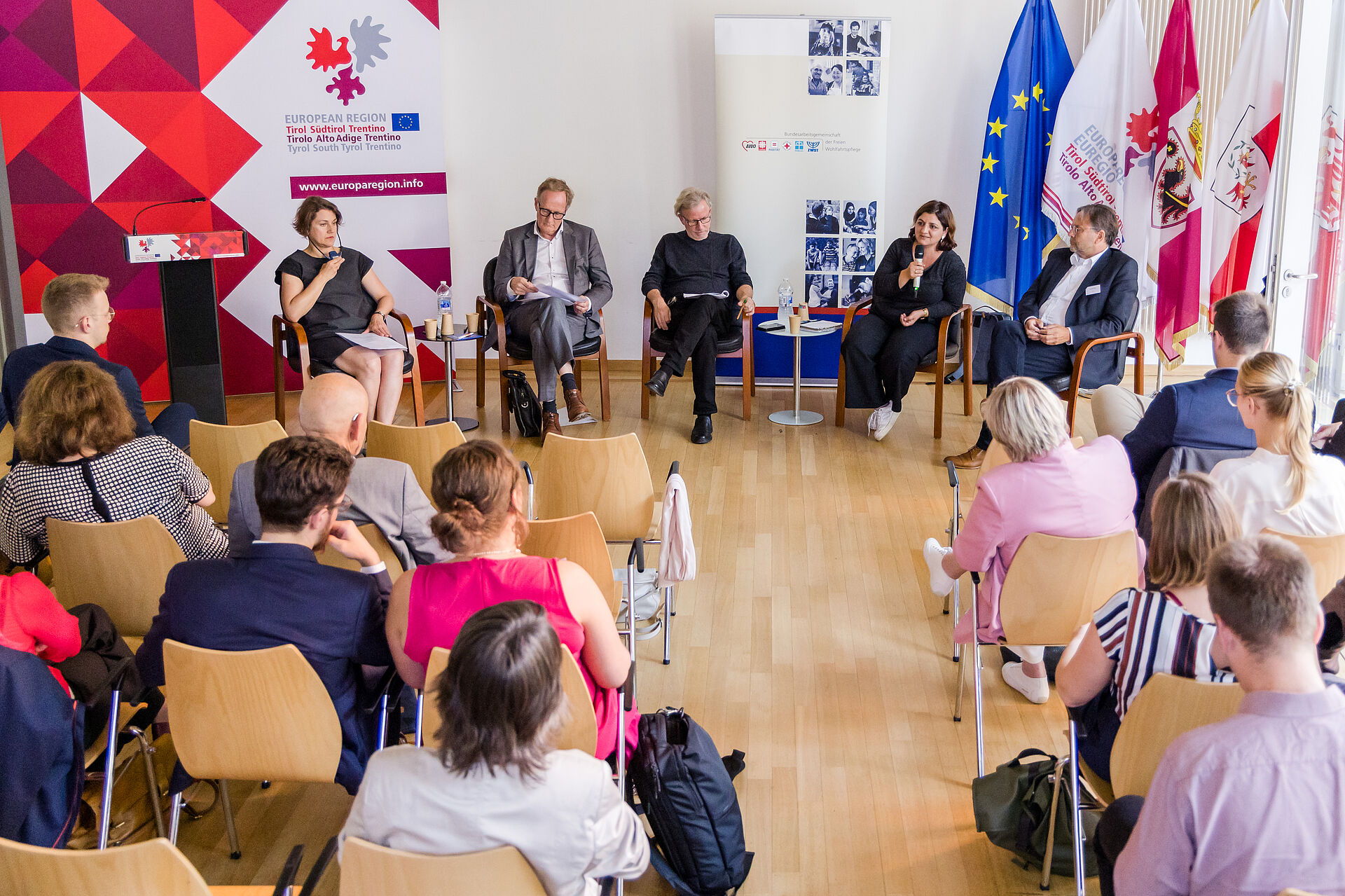 Die Fotosituation während der Podiumsdiskussion