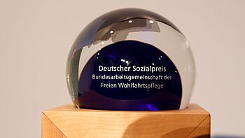 Foto BAGFW, Dirk Hasskarl Foto zeigt den Pokal "Deutscher Sozialpreis"