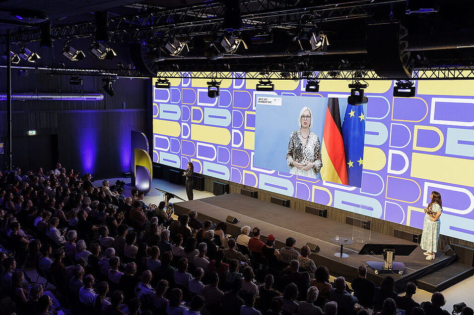 Vortrag auf der Bühne beim transform_D Summit 2026 vor Publikum.