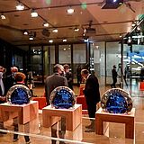 Das Foto zeigt den Veranstaltungssaal: Akademie der Künste in Berlin mit den Pokalen auf der Bühne