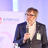Das Foto zeigt Thorsten Mittag für die BAGFW im Podium.