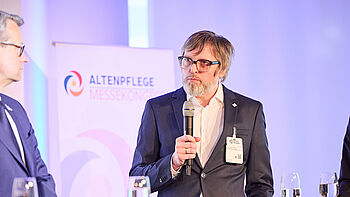 Das Foto zeigt Thorsten Mittag für die BAGFW im Podium.
