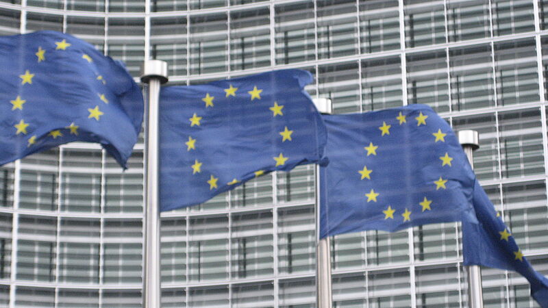 Foto zeigt die EU Fahnen in Brüssel