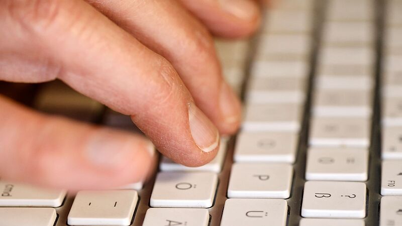 Foto zeigt eine schreibende Hand an der Tastatur