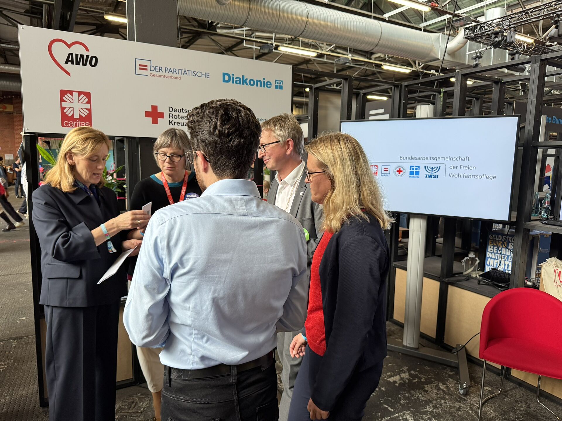 Menschen am Info-Stand