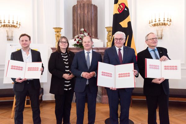 Foto: v.l.n.r.: Michael Kunter (Grafiker), Maria Loheide (Diakonie Deutschland), Bundesfinanzminister Olaf Scholz, Bundespräsident Frank-Walter Steinmeier, Ulrich Lilie (BAGFW-Vizepräsident)